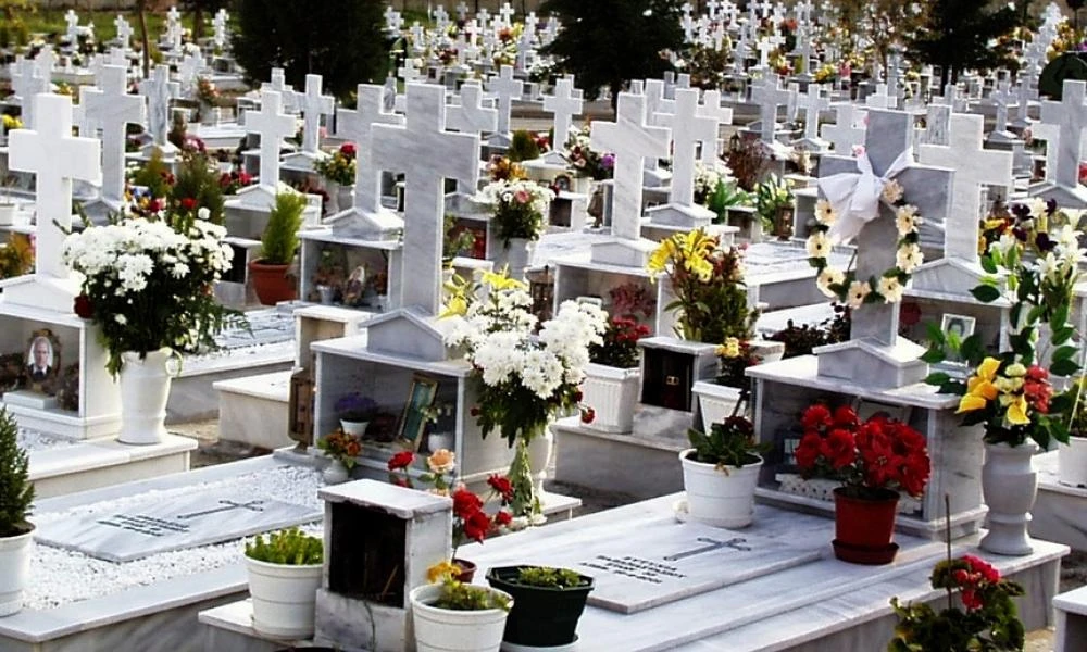 Κηδείες: Γιατί εξετάζεται η απαγόρευσή τους τα Σαββατοκύριακα και τις αργίες;